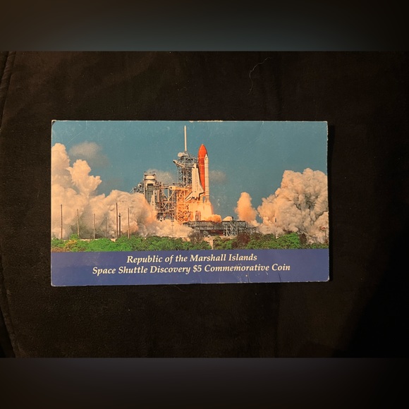 Republic of the Marshall Islands Space Shuttle Discovery $5 Commemorative Coin - Picture 1 of 2